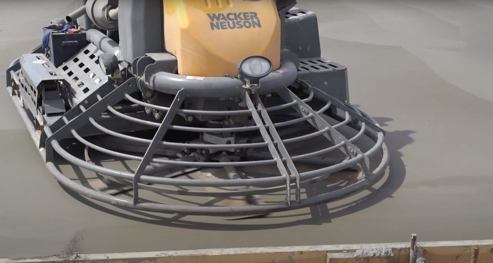 Professional concrete power trowel equipment for smooth finishing